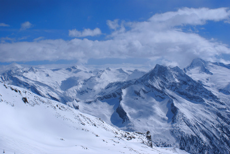 冬天大雪下的高山