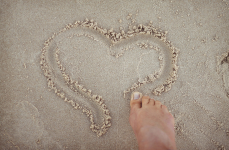 在沙子里画一个心形。