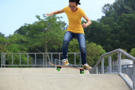 年轻女子滑板
