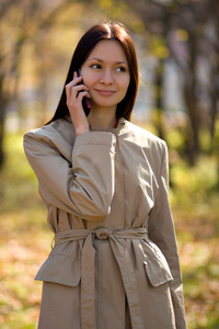 手机上的漂亮黑发女孩