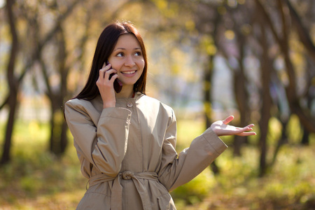 手机上的漂亮黑发女孩