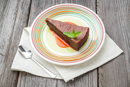 美味的巧克力蛋糕在桌子上的盘子上