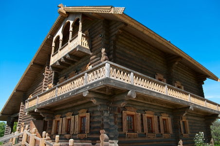 木制的大房子，从木头和窗户上。