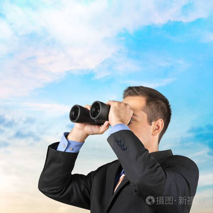 商人看在双筒望远镜