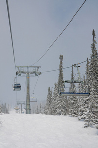滑雪缆车到山顶