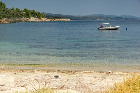 Vathi 海滩上遮阳伞和半岛，Chalkidiki，中央马其顿的全景视图