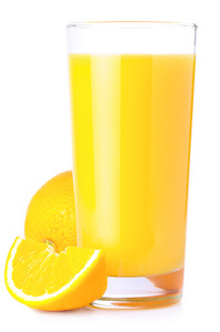 橙汁和切片分离在白色上
