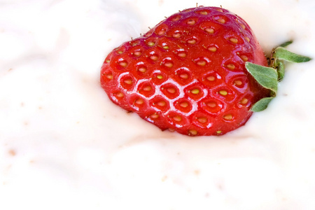 酸奶中草莓的特写