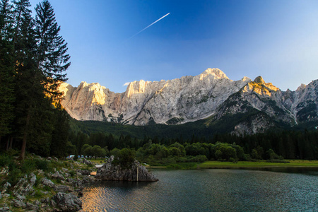 在 Fusine，意大利湖的日落