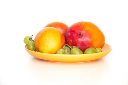 新鲜成熟的芒果，葡萄球的浅色背景上显示