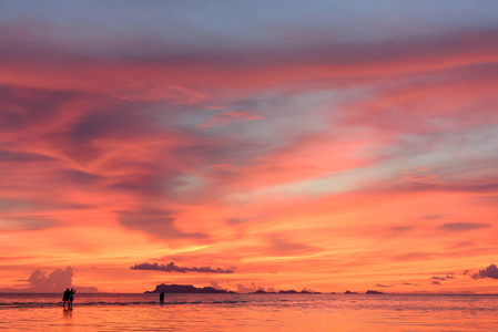 美丽的火日落 cloudscape 思考大海背景