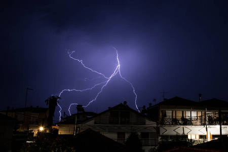 多间房屋在希腊的闪电显示图片
