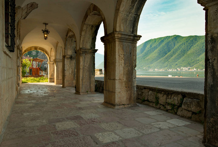 黑山的 Perast 市。博物馆可以俯瞰河流和山脉的拱门