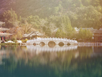 美丽的花园和桥的皇家宫殿在中国