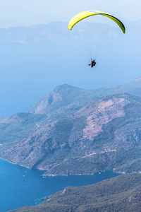 跳伞着陆与令人敬畏的山背景