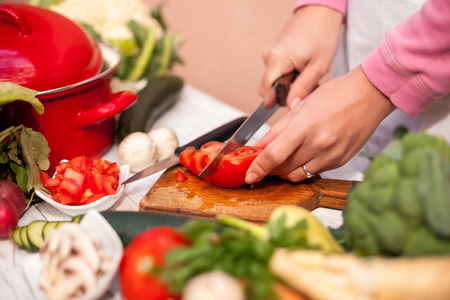 蔬菜切割，女人用小刀切番茄