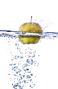 苹果溅在水里