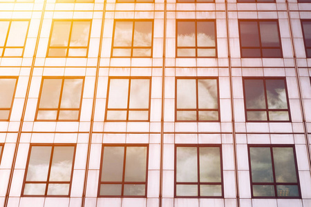 太阳射线和蓝色天空的思考窗口办公大楼，业务