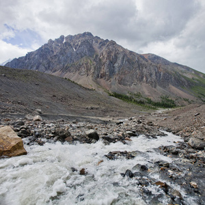 Aktru 河阿尔泰山景观