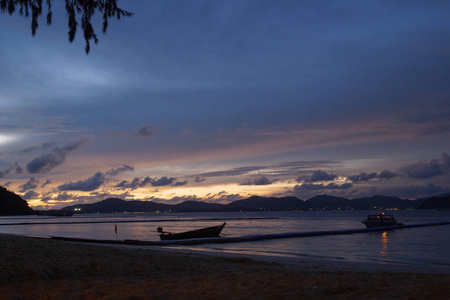 美丽的景色的岛的 Ko 他在泰国在黎明和黄昏小时。渔船在日落时