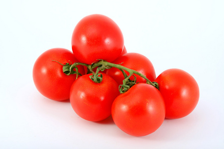 白色背景下成熟的西红柿