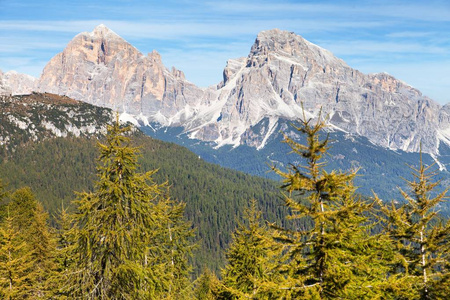 落叶松木材和 Le Tofane 集团，Dolomiti，意大利