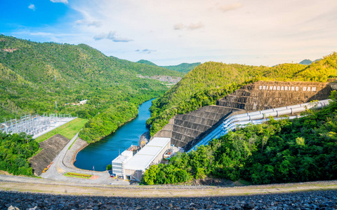 在 Srinagarind 水坝在泰国最大的堆石坝电站