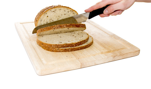 菜板上用刀切的面包
