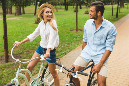 幸福的情侣骑自行车