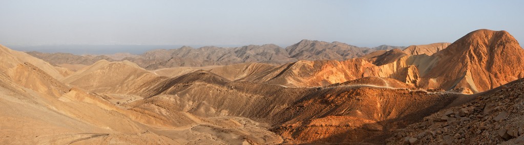 日落时的沙漠景观全景