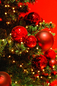 红色背景上的圣诞树。