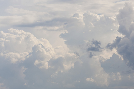 多云的夏日天空