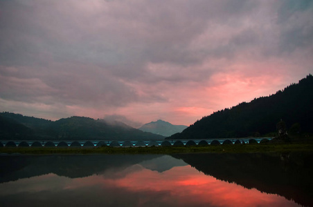 美丽的夕阳与湖和喀尔巴阡山风景