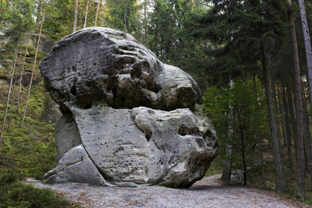 野生的秋天风景在捷克瑞士与砂岩岩石，捷克共和国