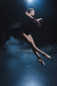 黑色短裙的芭蕾舞演员
