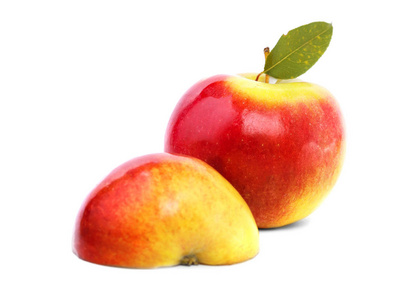 甜的红 黄苹果与绿叶的特写镜头。孤立在白色背景上的成熟，营养丰富，明亮水果。夏天的水果