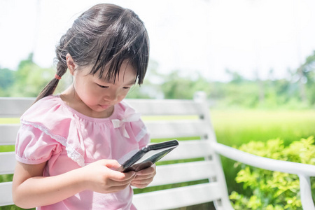 女孩在公园里使用手机