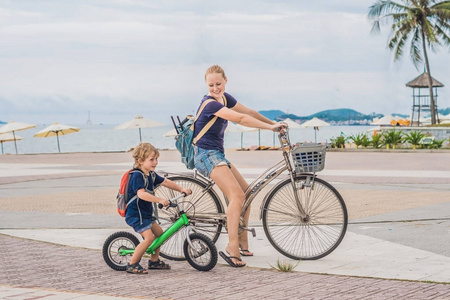 幸福的家庭骑自行车