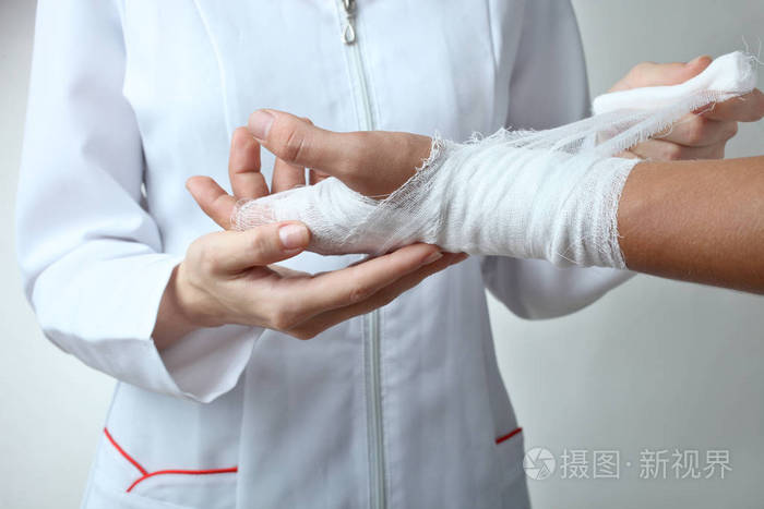 一名护士的绷带病人手