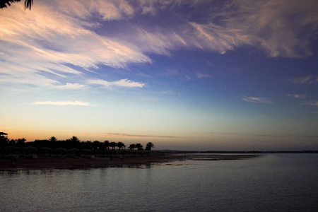 红海埃及海滩遮阳蓝色天空绿水美景