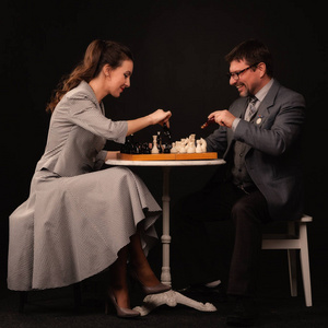 一个男人和一个女孩玩象棋和抽烟斗上黑暗高建群