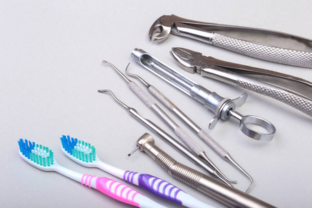 牙科保健牙刷与孤立的白色背景上的牙医工具。选择性的焦点