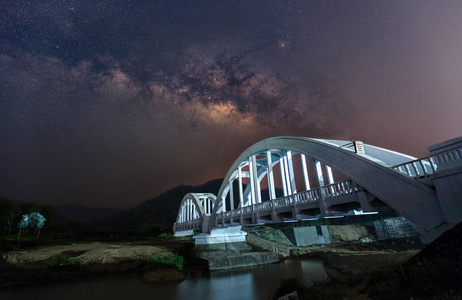 美丽夜晚星空与上升银河系过桥