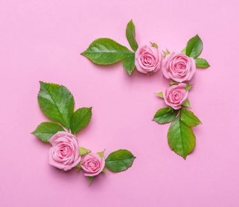用粉红的底色上的粉红玫瑰的花香框架。角落的花边框