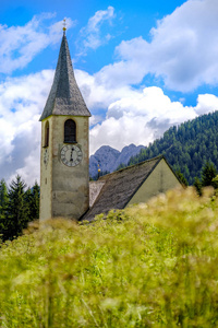 在草线程间国家教堂的钟楼图片