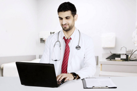 意大利医生与医院的笔记本电脑