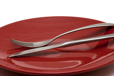 红亮的盘子上的刀叉