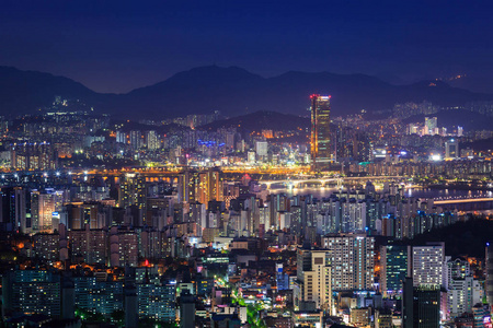 到了晚上，韩国首尔市