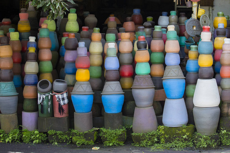 多彩的陶罐，在地面上。旅游工艺品市场。印度尼西亚巴厘岛