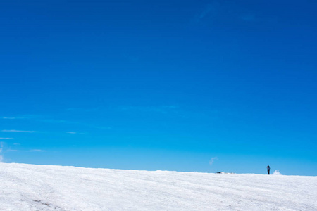 雪山的登山人